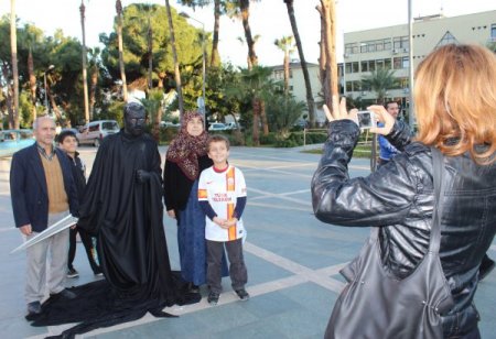 Alanya'da canlı heykel ve pandomim gösterisi turistlerin ilgisini çekti