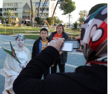 Alanya'da canlı heykel ve pandomim gösterisi turistlerin ilgisini çekti