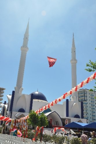 Alanya'da hayırseverin yaptırdığı bin 500 kişilik cami hizmete açıldı