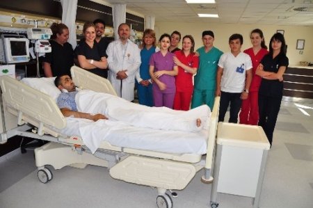 Alanya'da kalp ana damarı yırtılan hastaya özel yöntemle yapay damar takıldı