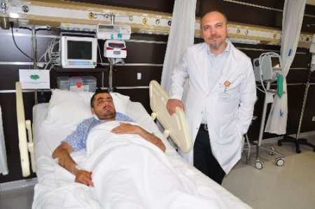 Alanya'da kalp ana damarı yırtılan hastaya özel yöntemle yapay damar takıldı