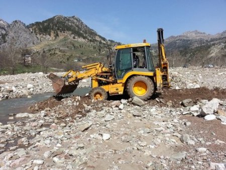 Alanya'da kışın bozulan yollar onarıma alındı