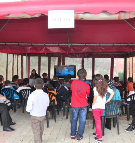 Alanya’da kurbanlık kesilirken çocuklar sinema izledi