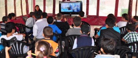 Alanya’da kurbanlık kesilirken çocuklar sinema izledi