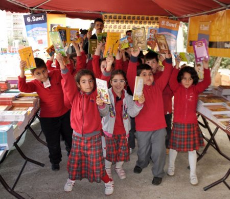 Alanya'da öğrenciler kitap şenliğinde buluştu