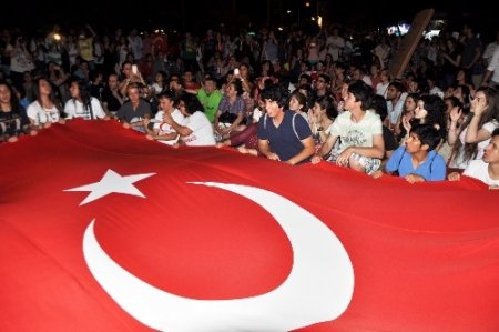 Alanya'da sabahlara kadar eylem sürdü