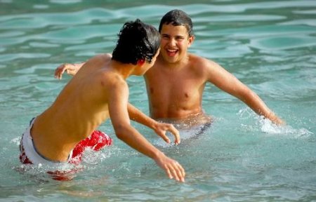 Alanya'da Sıcaklık 30 Dereceyi Bulunca Plajlar Doldu