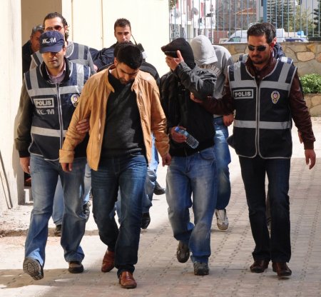 Alanya'da torbacı operasyonunda 8 gözaltı