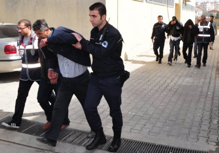 Alanya'da torbacı operasyonunda 8 gözaltı