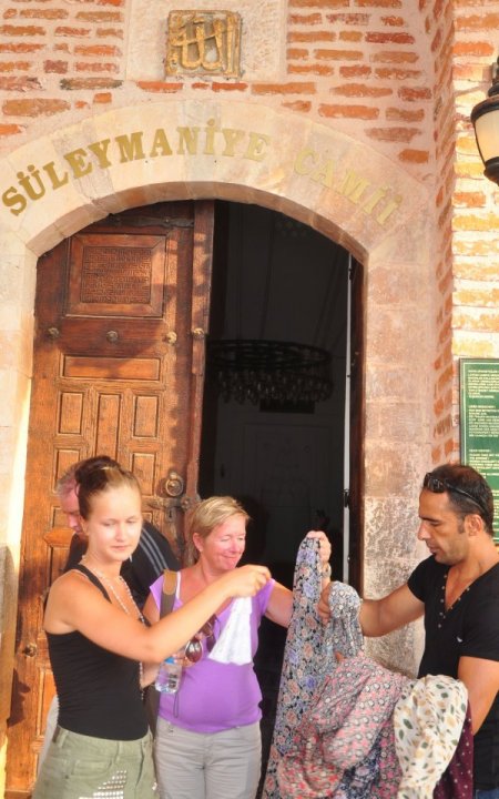 Alanya’da Turistler Tarihi Camilere İlgi Gösteriyor