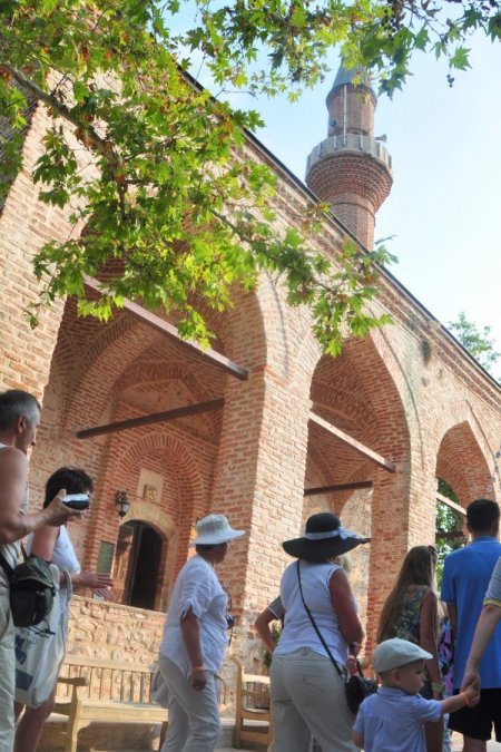 Alanya’da Turistler Tarihi Camilere İlgi Gösteriyor