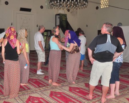 Alanya’da Turistler Tarihi Camilere İlgi Gösteriyor