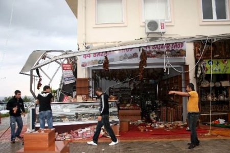 Alanya'daki Hortum İş Yerlerini Harabeye Çevirdi; 10 Turist Yaralandı