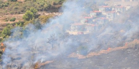 Alanya’daki orman yangını lüks villalara sıçramadan söndürüldü