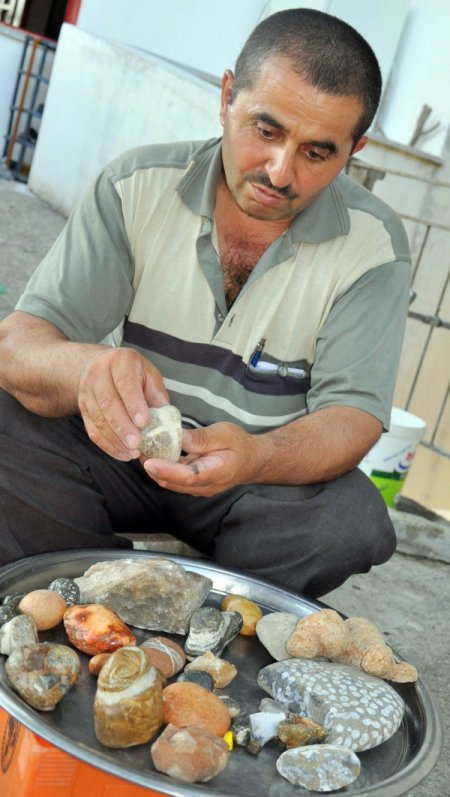 Alanyalı çobanın taş koleksiyonu yabancılardan ilgi görüyor