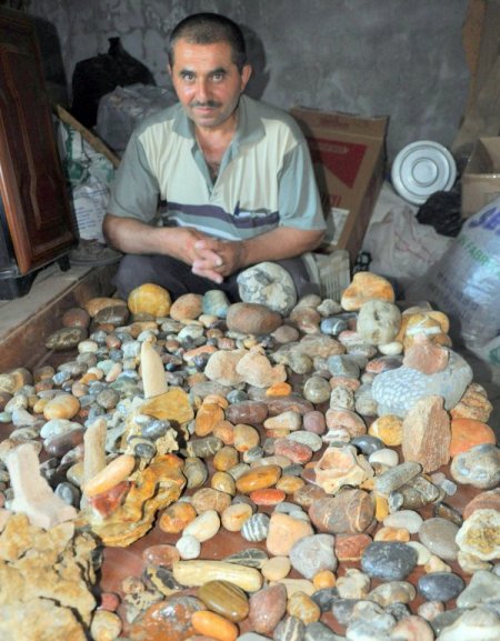 Alanyalı çobanın taş koleksiyonu yabancılardan ilgi görüyor