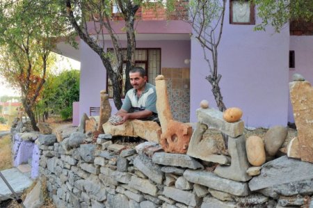 Alanyalı çobanın taş koleksiyonu yabancılardan ilgi görüyor