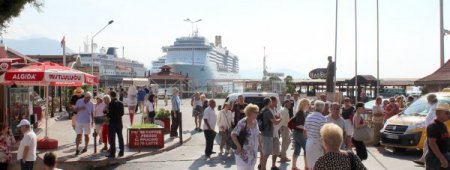 Alanya'ya gelen 3 kruvaziyer turist gemisiyle esnaf bayram yaptı