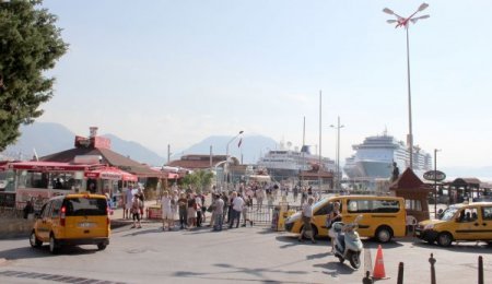 Alanya'ya gelen 3 kruvaziyer turist gemisiyle esnaf bayram yaptı