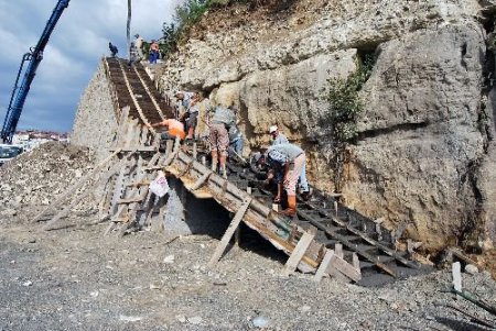 Alaplı'da Duble Yol Çalışmasında Yıkılan Merdivenler Yeniden Yapılıyor