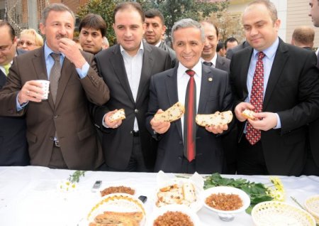 Alaşehir'de üretimine başlanan üzümlü ekmek tanıtıldı