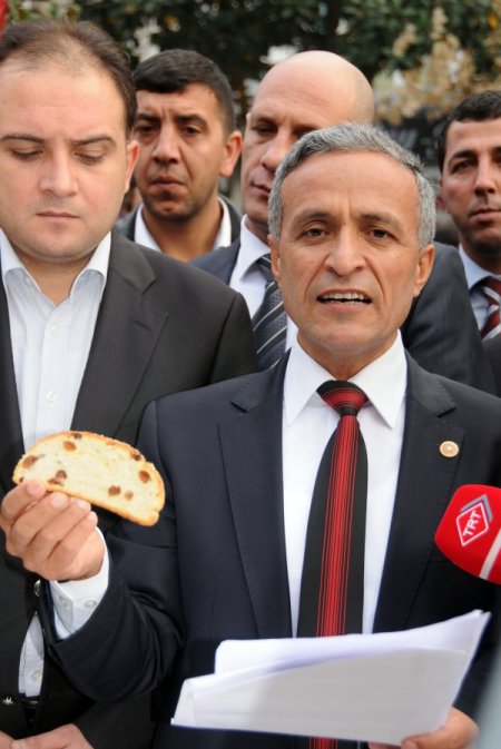 Alaşehir'de üretimine başlanan üzümlü ekmek tanıtıldı