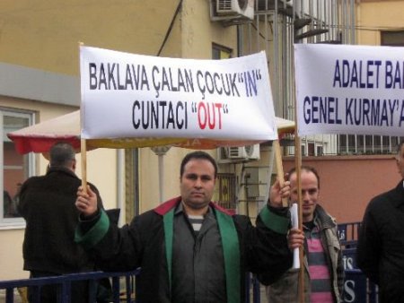 Albay Çiçek'in Tahliyesine İronik Tepki: Darbe, Suç Olmaktan Çıkarılsın