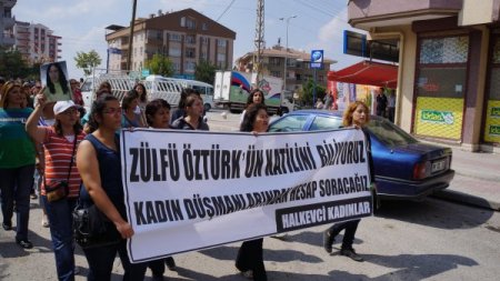 Aldattığını düşündüğü eşine kurşun yağdırdı