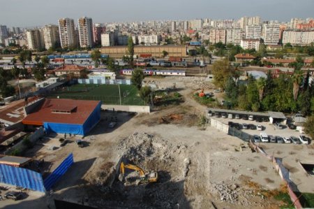 Aldırmaz, Adana Demirspor Kulübü eski binasının yerinde incelemelerde bulundu