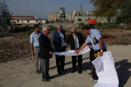 Aldırmaz, Adana Demirspor Kulübü eski binasının yerinde incelemelerde bulundu