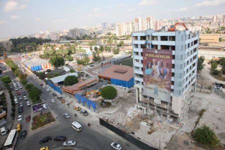 Aldırmaz, Adana Demirspor Kulübü eski binasının yerinde incelemelerde bulundu