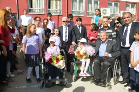 Aldırmaz'dan engelli öğrencilere tekerlekli sandalye