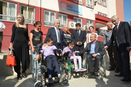 Aldırmaz'dan engelli öğrencilere tekerlekli sandalye