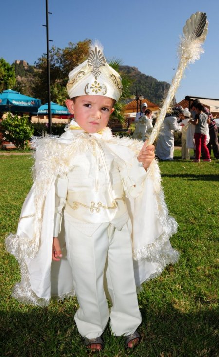 ALDÖBİR, 30 çocuğu sünnet ettirdi