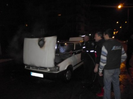 Alev Alan Otomobili İtfaiye Söndürdü