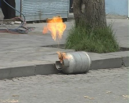 Alev Alan Tüp Paniğe Yol Açtı