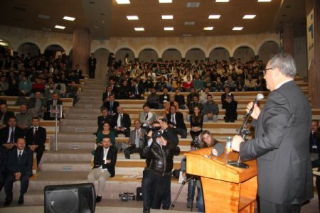 Alev Alatlı’dan gençlere: Facebook ve Twitter'dan uzak durun