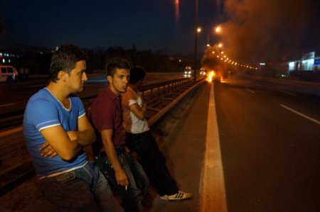 Alev Alev Yanan Aracı Çaresizlikle İzlediler