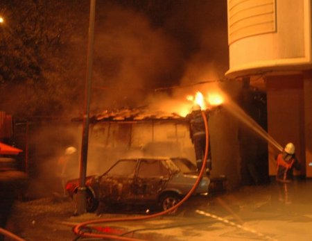 Alev alev yanan dükkanda mahsur kalan köpeği, itfaiye kurtardı