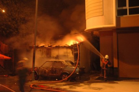 Alev alev yanan dükkanda mahsur kalan köpeği, itfaiye kurtardı