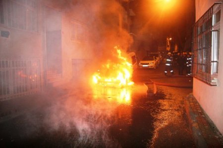 Alev Alev Yanan Otomobil 50 Metre Hortum Uzatılarak Söndürüldü