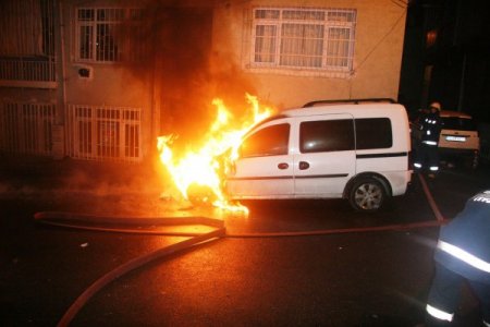 Alev Alev Yanan Otomobil 50 Metre Hortum Uzatılarak Söndürüldü