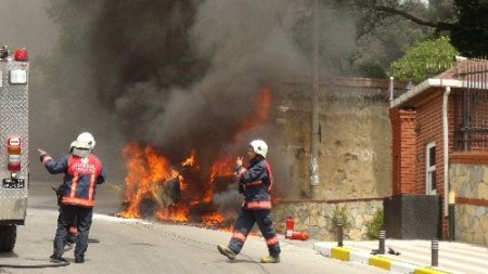 Alev alev yanan otomobilin önünde 'kaput' tartışması