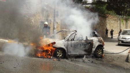 Alev alev yanan otomobilin önünde 'kaput' tartışması