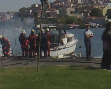 Alev Alev Yanan Tekneyi İtfaiye Söndürdü
