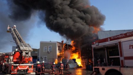 Alev topuna dönen boya fabrikasından kareler
