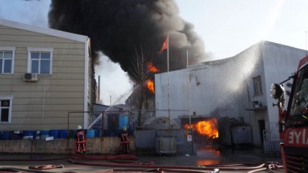 Alev topuna dönen boya fabrikasından kareler