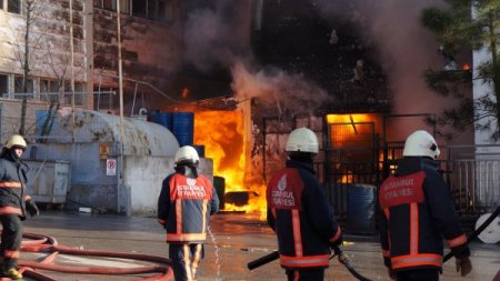 Alev topuna dönen boya fabrikasından kareler