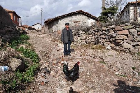 Alevi Köyünü Ziyaret Eden Chp'li Meclis Üyesine Muhtardan Şok Tepki: Vekilleriniz Bizi Odalarından Kovdu
