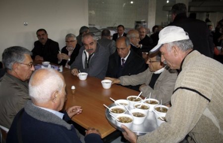 Alevi Kültür Dernekleri aşure dağıttı
